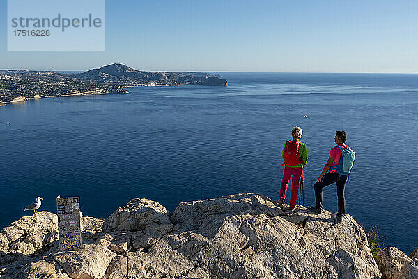 Zwei Wanderer stehen über dem Mittelmeer  Calpe  Alicante  Spanien