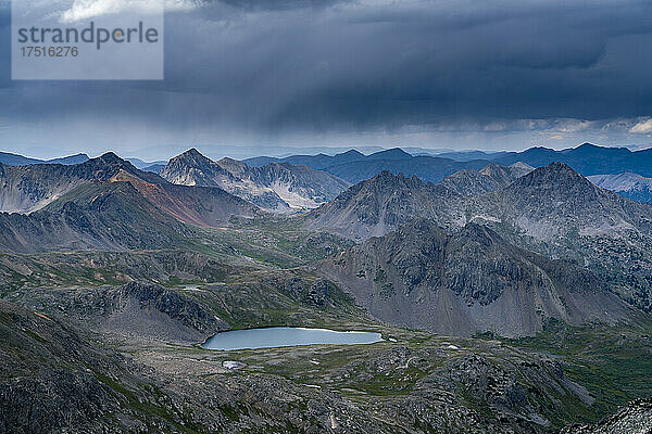 Idyllische Aufnahme einer Bergkette vor bewölktem Himmel