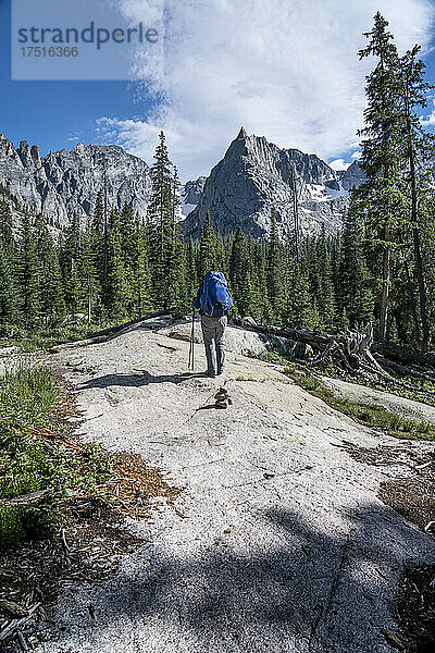 Ein Rucksacktourist hält inne  um den Lone Eagle Peak zu bewundern