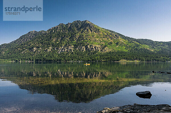 Wunderschöner See in den Bergen an einem Sommertag