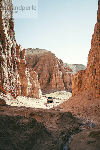 Geländewagen in der orangefarbenen Wüstenschlucht