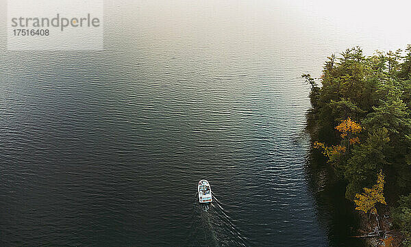 Luftaufnahme eines Bootes auf dem dunklen Wasser des Sees in Ontario  Kanada.