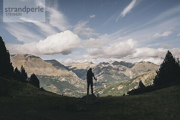 Rückansicht eines jungen Wanderers mit Blick auf die hohen Berge  Pyrenäen.