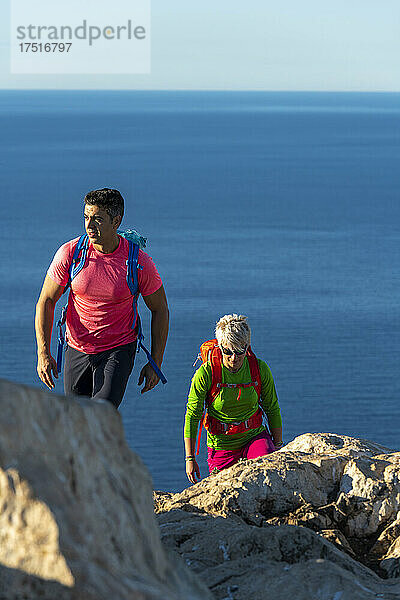 Paar beim Wandern auf dem Bergrücken bei Sonnenaufgang  Calpe  Alicante  Spanien