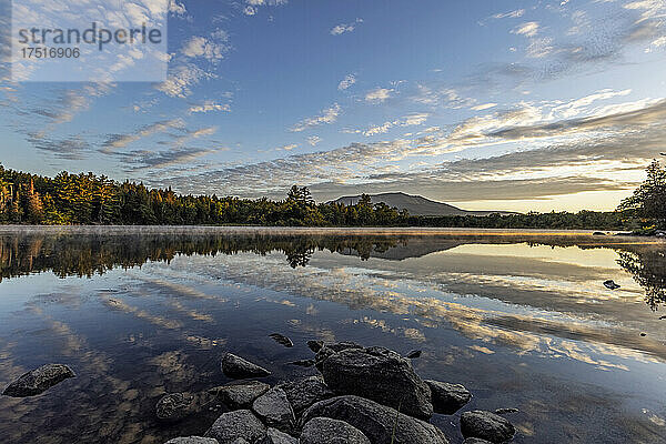 Sonnenaufgang über dem noch ruhigen Penobscot River  Katahdin in der Ferne  Maine