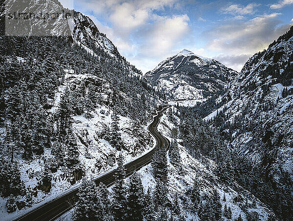 Verschneite Straße schlängelt sich durch Berge  Red Mountain Pass  Colorado