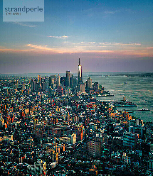 New York City Manhattan blickt auf urbane Wolkenkratzer