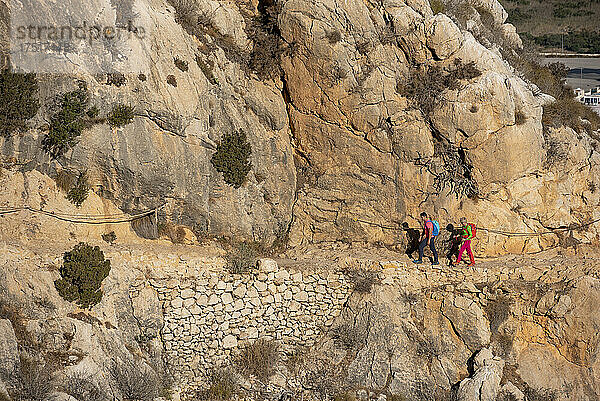 Paar beim Wandern auf dem Bergrücken  Calpe  Alicante  Spanien