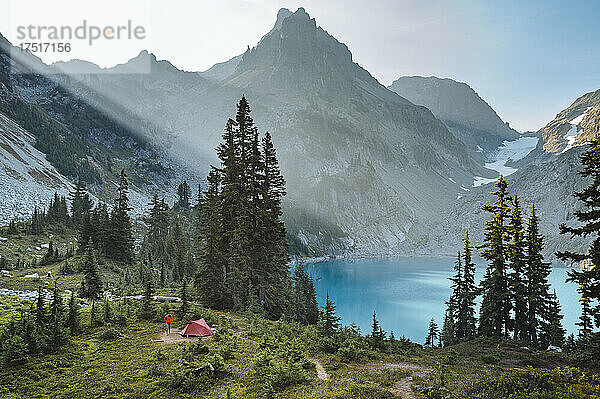 Campingplatz mit Sonnenstrahlen in der Wildnis der Alpenseen