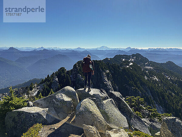 Fitte Frauen beim Rucksackwandern auf einem Wanderweg in den North Cascade Mountains