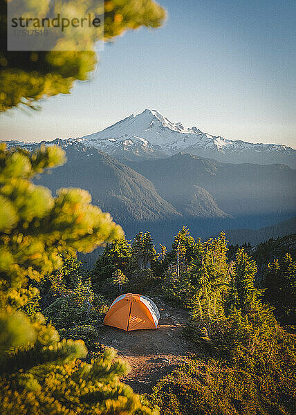 Ein Zelt an einem abgelegenen Ort in North Cascades in der Nähe des Berges. Bäcker