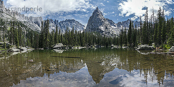 Lone Eagle Peak spiegelt sich in einem glasigen Teich