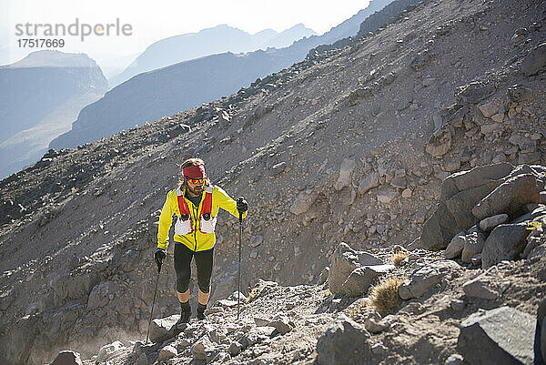 Ein Mann klettert auf felsigem Gelände auf den Pico de Orizaba