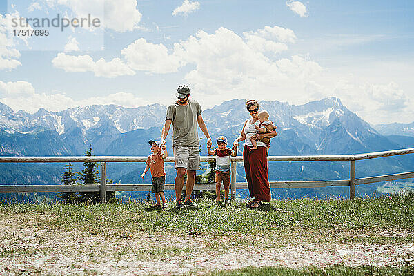 5-köpfige Familie steht im Sommer auf dem Gipfel der Alpen