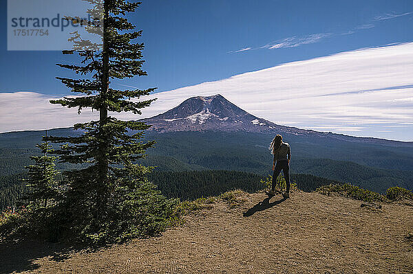 Frau steht auf einer Klippe mit Mount Adams im Hintergrund