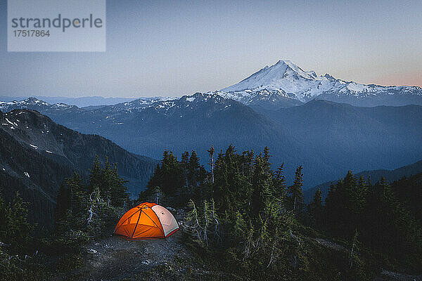 Ein Zelt an einem abgelegenen Ort in North Cascades in der Nähe des Berges. Bäcker