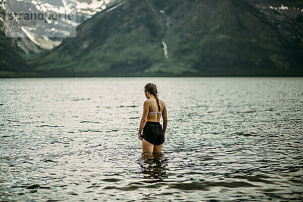 Teenager-Mädchen schwimmt im Alpensee