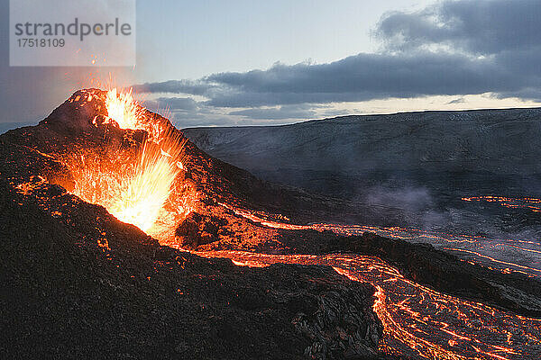 Glühend fließende vulkanische Lava und Caldera in langer Ausstellung
