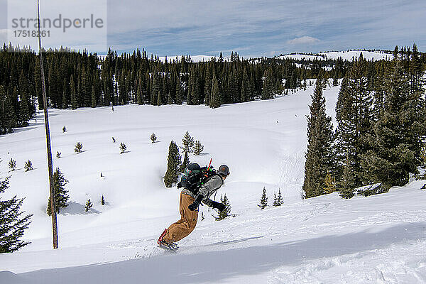Männlicher Snowboarder reitet Schnee im Backcountry von Colorado