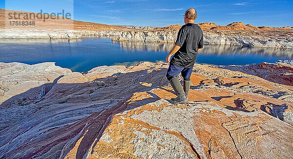 Mann wandert in der Nähe des Ufers des Lake Powell AZ