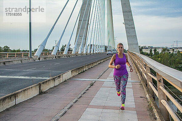 Sportliche Frau läuft. Fitness  Training  Sport  Lifestyle-Konzept.
