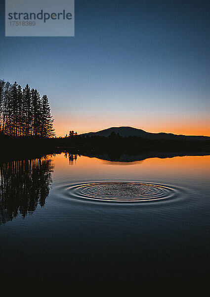 Wasser plätschert im Kreis am Flagstaff Lake  Maine bei Sonnenuntergang