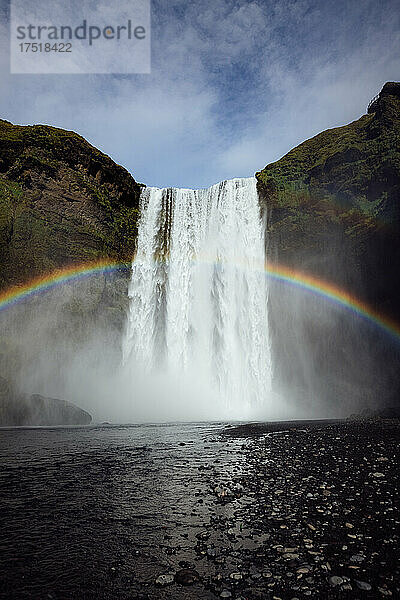 Toller Skógafoss-Wasserfall in Island mit einem schönen Regenbogen
