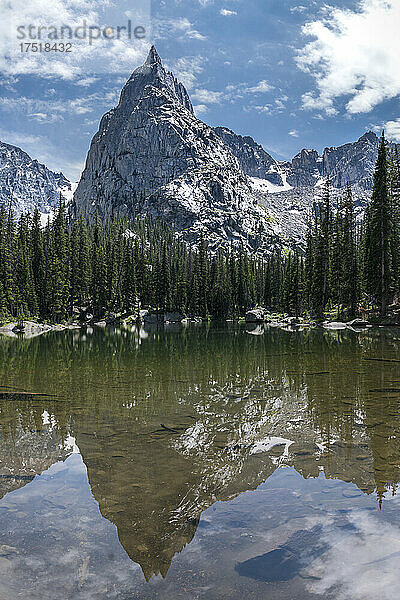 Lone Eagle Peak spiegelt sich in einem glasigen Teich