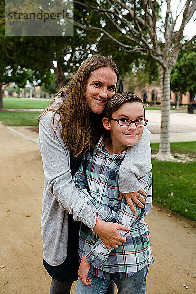Mutter und Sohn posieren vor der Kamera in San Diego