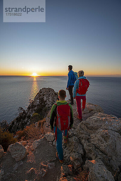 Eine Gruppe von Freunden beim Wandern auf dem Berg  Calpe  Alicante  Spanien