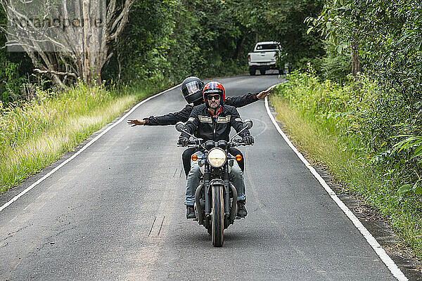 Paar genießt eine Motorradfahrt im Khao Yai Nationalpark