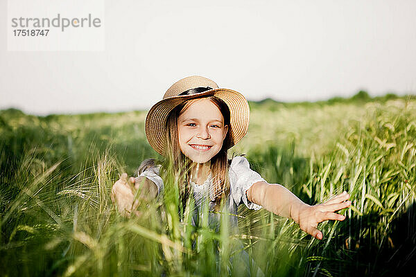 Mädchen 11 Jahre alt mit Strohhut auf dem Feld