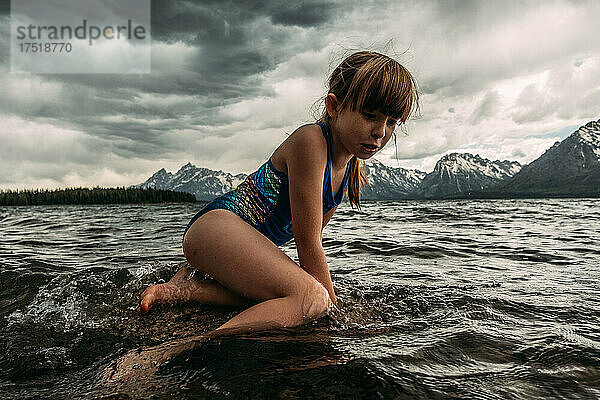 Junges Mädchen schwimmt im Bergsee