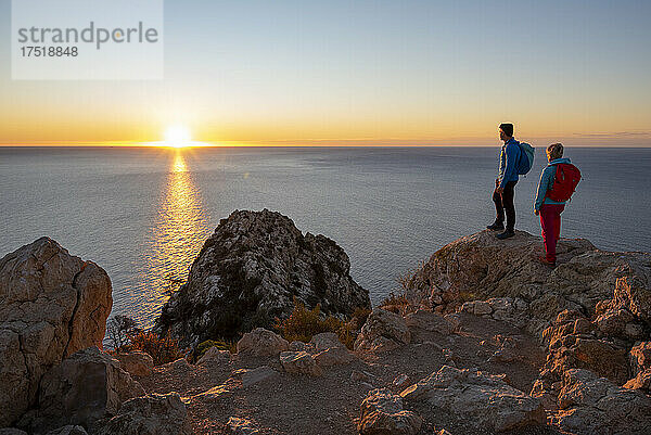 Zwei Wanderer stehen über dem Mittelmeer  Calpe  Alicante  Spanien