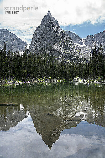 Lone Eagle Peak spiegelt sich in einem glasigen Teich