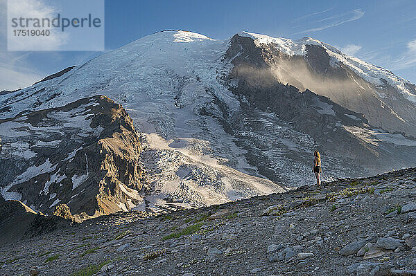 Frau wandert auf dem Bergrücken im Mount Rainier Nationalpark