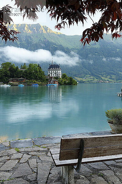 Typisches Schweizer Dorf am blauen See bei Sonnenaufgang