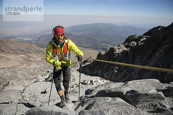 Ein Mann hält ein Fixseil beim Aufstieg auf den Pico de Orizaba