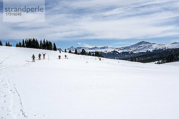 Mädchen beim Schneeschuhwandern in den Colorado Mountains