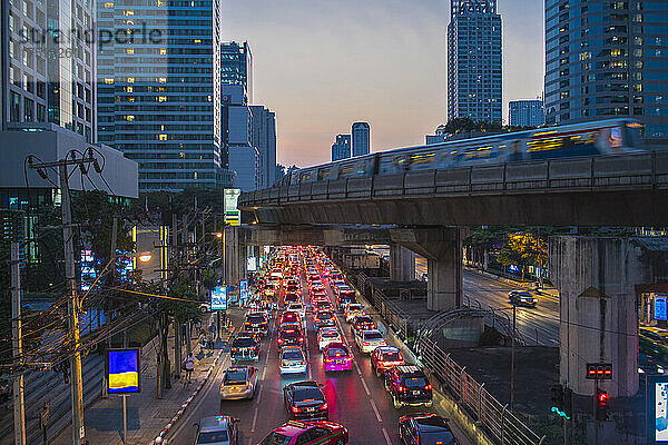 Vielbefahrene Straße im Bangkoker Stadtteil Sathorn