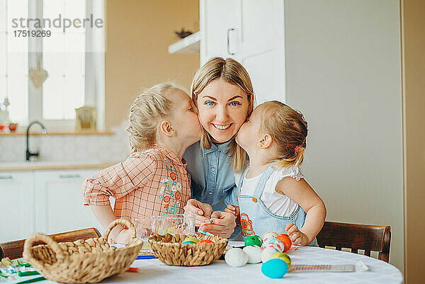Ostern  zwei Töchter küssen Mama