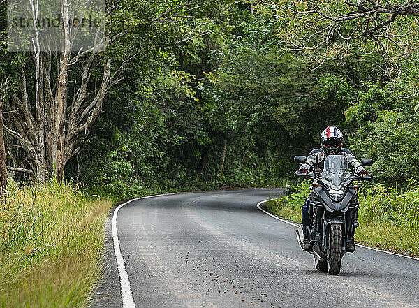 Mann fährt mit seinem Abenteuermotorrad im Khao Yai Nationalpark