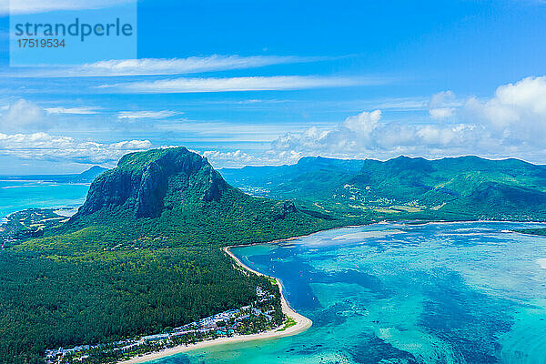 Luftaufnahme des Inselpanoramas von Mauritius und des berühmten Le Morne Bra