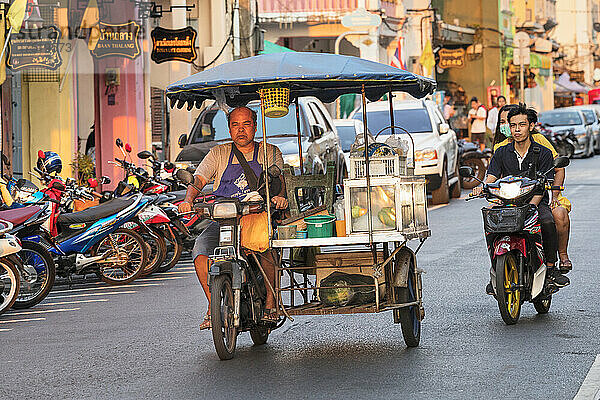 Straßenszene  Phuket Town  Phuket  Thailand  Südostasien  Asien