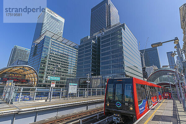 Blick auf den DLR-Zug in Canary Wharf  Docklands  London  England  Vereinigtes Königreich  Europa