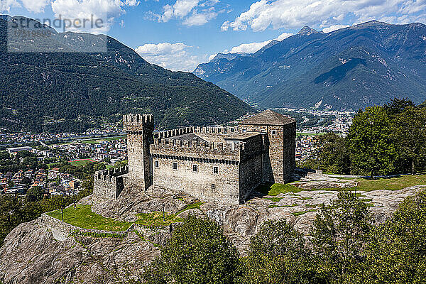 Luftaufnahme der Burg Sasso Corbaro  drei Burgen von Bellinzona  UNESCO-Weltkulturerbe  Tessin  Schweiz  Europa