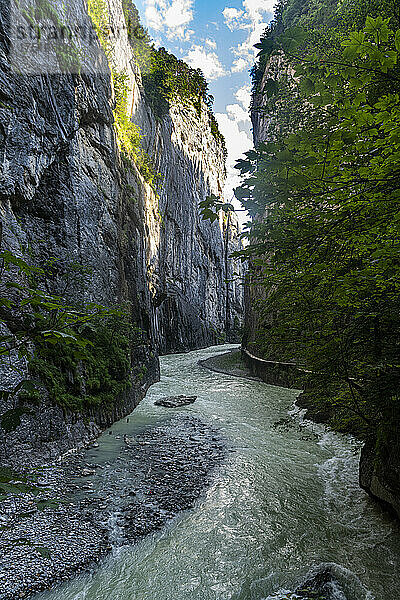 Fluss Aare fließt durch die Aareschlucht  Meiringen  Berner Oberland  Schweiz  Europa