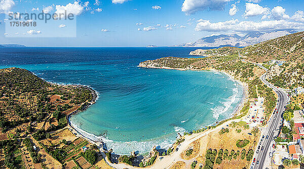 Luftaufnahme des Strandes von Almyros  umspült vom türkisfarbenen Meer im Golf von Mirabella  Agios Nikolaos  Insel Kreta  griechische Inseln  Griechenland  Europa