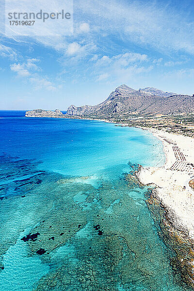 Luftaufnahme des idyllischen Sandstrandes von Falasarna mit Blick auf das kristallblaue Meer  Insel Kreta  griechische Inseln  Griechenland  Europa