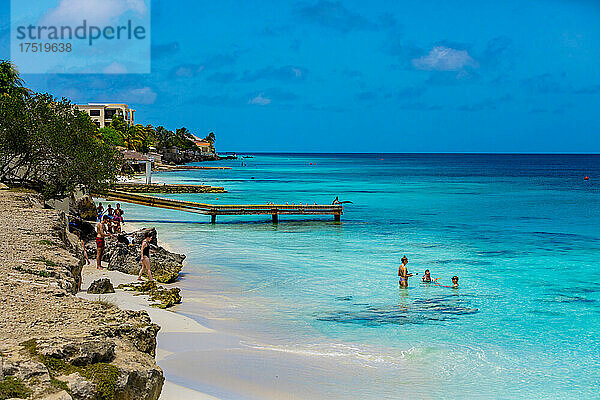 Blick auf das klare blaue Wasser von Bonaire  Niederländische Antillen  Karibik  Mittelamerika